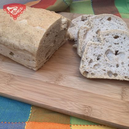 Gluténmentes kovászos kenyér formában